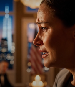 Na Kolacji Z Przyjaciółmi Mojego Męża, Uważał, Że To Śmieszne, Że Mnie Przedstawia Tak: “To Jest Moja Żona—Brak Dyplomu, Brak Kariery, Żyję Tylko Z Moich Pieniędzy.” Wszyscy Śmiali Się. Nie Zareagowałam. Po prostu Uśmiechnęłam Się, Podniosłam Szklankę I Powiedziałam: “Na Zdrowie—To Ostatni Raz, Gdy Zobaczycie Mnie Taką.” Potem Wstałam I Powiedziałam Mu, Kim Naprawdę Jestem. Pokój Zapadł Całkowicie W Milczenie.