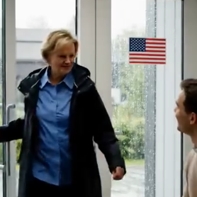 Jag körde 15 timmar bara för att vara där vid minnet av min grandson. Men vid sjukhusets ingång stoppade min son mig och sa: “Mamma? Vad gör du här? Min fru sa att hon inte vill ha dig här. Hon vill bara att närmaste familjen ska vara runt omkring.” Jag blev förkrossad, men jag respekterade fortfarande deras beslut och tyst gick jag därifrån. Fyra dagar senare ringde sjukhuset och sa: “Fru, förlossningsräkningen är 10 300 dollar. Hur vill du hantera betalningen?” Jag tog ett djupt andetag och gav det enda svar jag tyckte var rättvist.