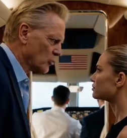 Min fästmö’s miljonärspappa tog med mig på hans privata jet och sa: “Det här är inte ekonomiklass. Rör ingenting” — men när piloten skannade mitt ID blev cockpit-skärmen starkt röd, ett konstigt varningsmeddelande blinkade, och hans uttryck förändrades helt där på landningsbanan