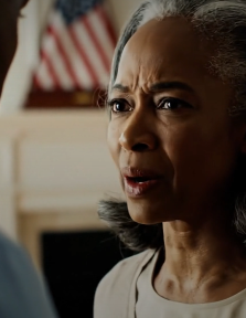 Min Son Stoppade Mig Vid Julbordet: “Den Här Sittplats Tillhör Min Svärmor, Flytta På Dig.”