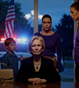 Jag bjöd hela familjen på middag för att prata om mitt testamente. Min svärdotter log på ett sätt som kändes märkligt påtvingat. Från ingenstans kramade min barnbarn mig hårt och viskade: “Farmor, mamma lade sin diamant halsband i din väska.” Jag frös till, mina händer och fötter blev iskalla. Medan ingen tittade, smög jag tyst tillbaka halsbandet i min svärdotters väska. Tio minuter senare…