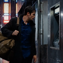 “Du kan behålla de 700 dollar”, sa min fru när hon kastade ut mig ur hennes penthouse i Manhattan och undertecknade skilsmässopappren som om sju år inte betydde något—men när jag gick in i en bank i Midtown med det gamla kortet som min mamma fick mig att lova att aldrig använda, blev banktjänstemannen blek, kallade på chefen och gled ett kuvert över skrivbordet som fick mig att ifrågasätta allt jag trodde att jag visste om mitt liv.