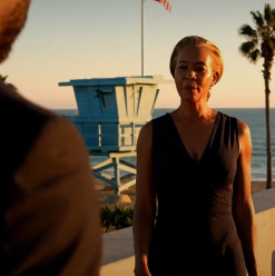 Nowa żona mojego taty wyśmiała mnie podczas kolacji. Wszyscy się śmiali. Tata powiedział, żebym “przestała robić scenę.” Więc milczałam… Aż wspomniała o swojej pracy. Wtedy wyjęłam telefon… I zaczęłam oglądać…