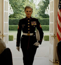 Min familj sa till mig att inte bära min uniform till min brors bröllop. “Soldater är pinsamma.” Men jag gick in iklädd min fulla dräktuniform — två stjärnor på axlarna, officerstopp i handen. Alla 120 gäster vände sig om för att titta på mig. Sedan reste sig 20 marinsoldater: “General ombord!” Min familjs ansikten förändrades omedelbart.