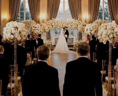 Min Gyllene-Barn Syster Stal Min Bröllopsdatum, Våra Föräldrar Valde Henne Utan Tvekan, och Tio Minuter Innan Jag Sa Mina Löften Kom De Rusande In Från Hennes Svarta Slipsmottagning — Sedan Stannade De Döda Vid Dörren När De Äntligen Såg Vad Jag Hade Byggt Utan Någon Av Dem