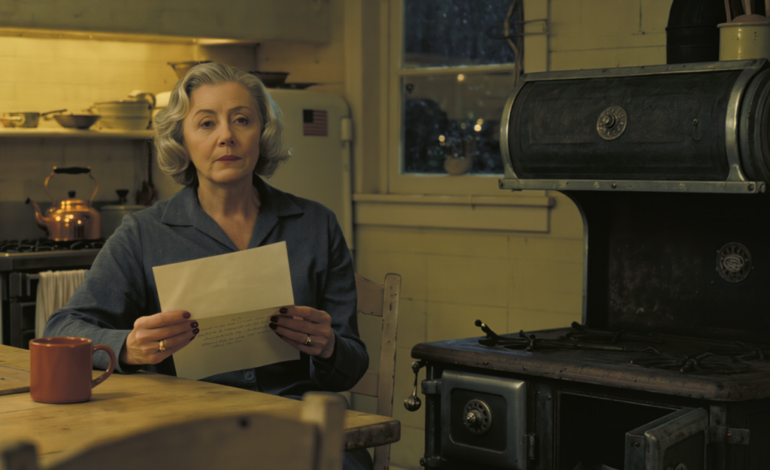 Jag förlorade 18 miljoner dollar och mina barnbarn i domstol—sedan hittade jag min makes säkerhet… Min son stämde mig och vann: han tog mitt 18-miljoners hus och säkrade rätten att hindra mig från att träffa mina barnbarn. “Du kommer aldrig att se dem igen,” sa han kallt. Jag sprang till min makes gamla ranch. Bakom spisen väntade ett säkerhetsskåp. Koden—mitt födelsedatum. Inuti verkade ett brev viska: “Det är dags för sanningen att komma fram.”