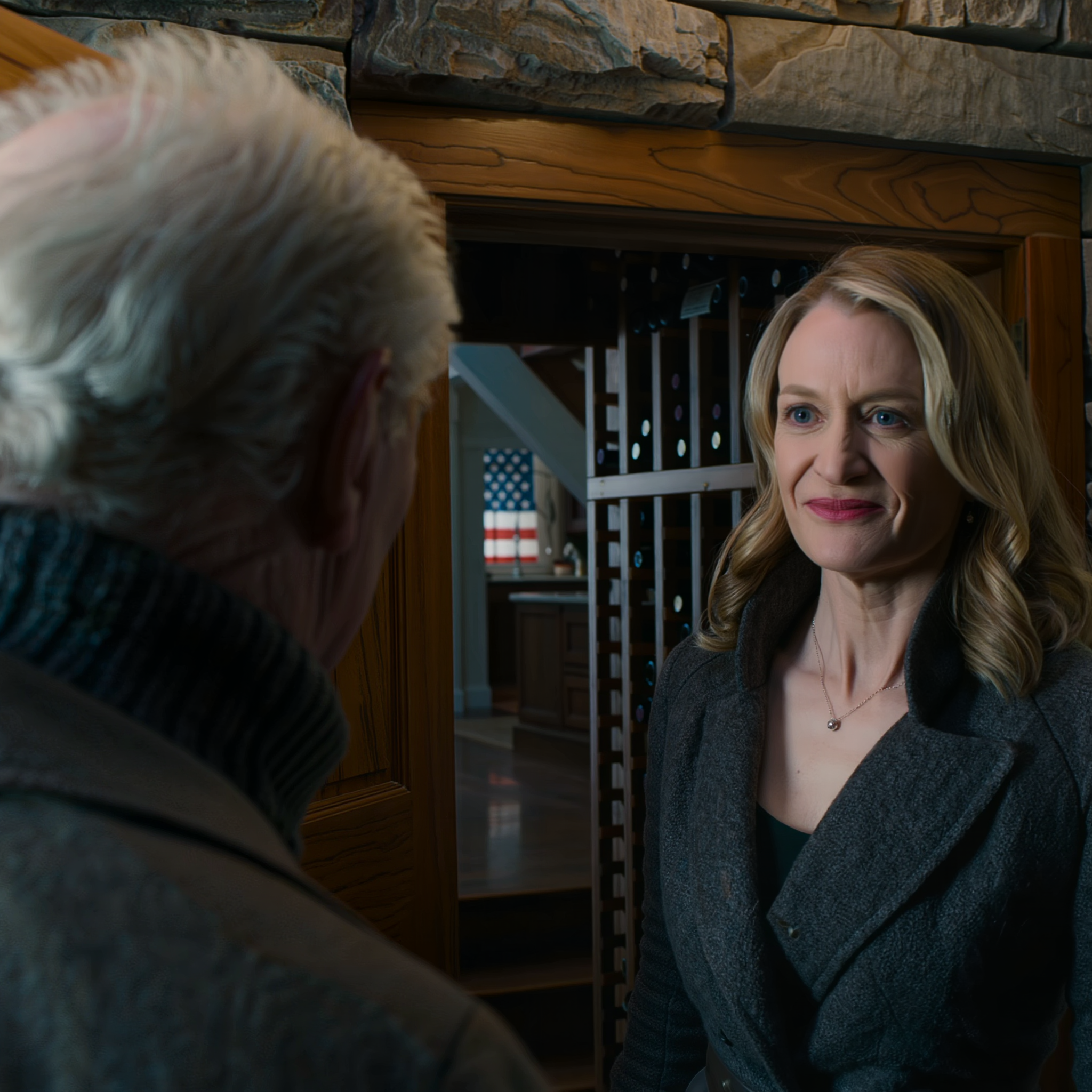 Min dotter och hennes man låste in min fru och mig i vinkällaren i huset i Connecticut som jag byggde med egna händer för nästan 40 år sedan, min fru skakade av rädsla, och jag lutade mig bara nära och viskade: “Tystnad…” — för bakom den kalla stenväggen fanns en hemlighet som de trodde att jag skulle ta med mig till graven