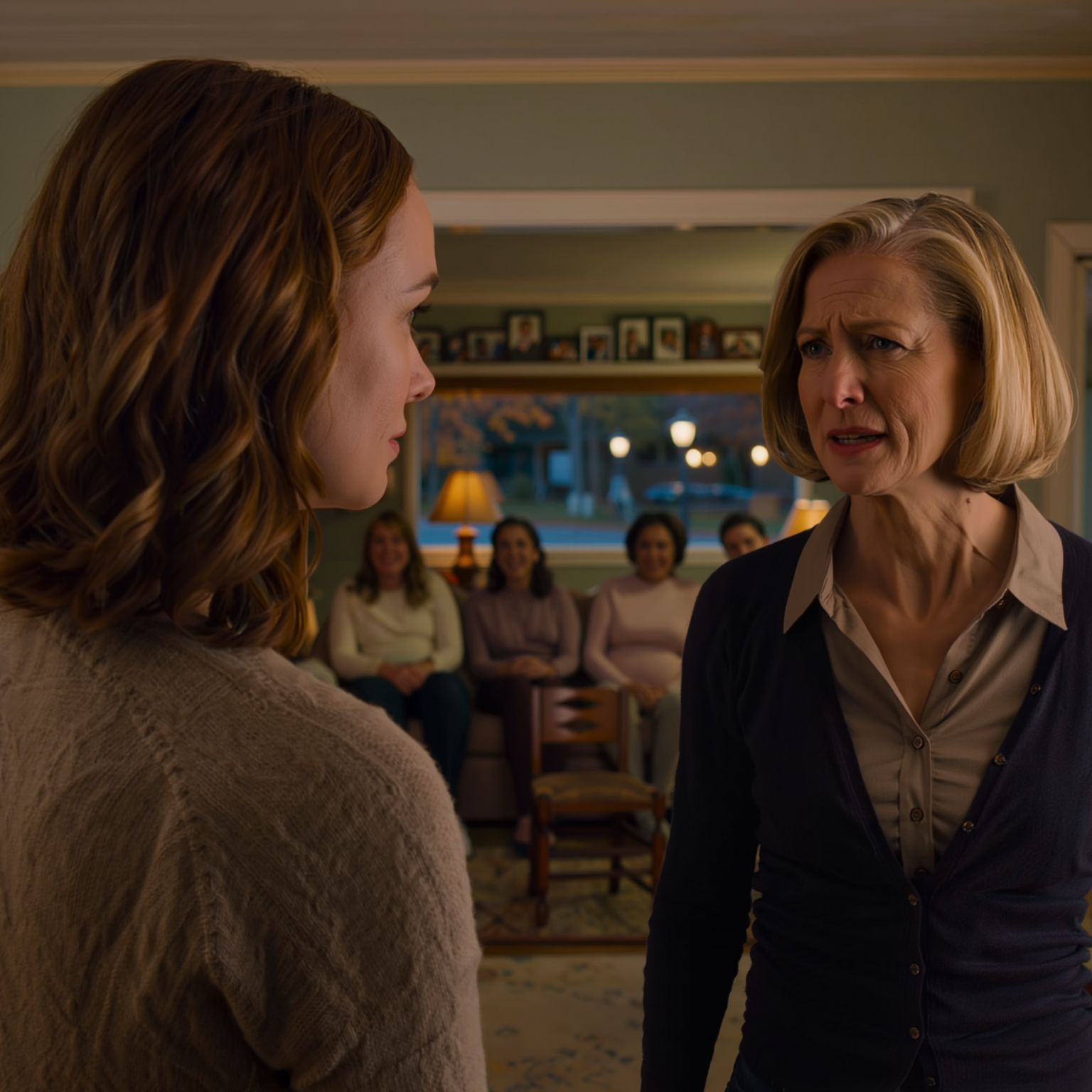 Thanksgiving-kväll i en liten stad, min mamma organiserade en “familjestämning” direkt efter en bit paj, och hävdade att hon hade “bärgat min döda vikt” i 27 år. Tjugo fem släktingar drog ihop hopfällbara stolar till en cirkel, händer reste sig en efter en mot mig. Jag trodde att mitt namn skulle raderas för gott, tills ytterdörren svängde upp, farbror Robert, saknad i 14 år, gick in och lade ett kuvert på bordet.