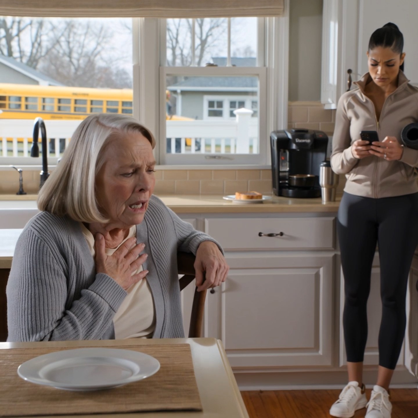Den morgonen kunde jag knappt andas när jag bad min dotter att ta mig till akuten, men hon lyfte knappt blicken från sin telefon. Hon fortsatte bara bläddra och sa: “Du är dramatisk, mamma. Jag missar inte Pilates för det.” På fredagseftermiddagen, när jag rullade ut min resväska från det förortshem i Pennsylvania med en enkelbiljett i handen, hade hon fortfarande ingen aning om vad hon just förlorat.