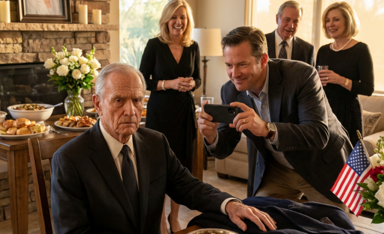 På min frus minnesstund knuffade min son en skål hundmat framför mig och sa: “Det är vad parasiter äter.” Sedan lyfte han sin telefon och filmade, planerade att göra min förödmjukelse till underhållning. Jag argumenterade inte. Jag reste mig bara upp och gick därifrån. Nästa morgon, när hans bankkort plötsligt slutade fungera och polisen kom till hans dörr, var det han som ringde i panik och bad mig att svara.