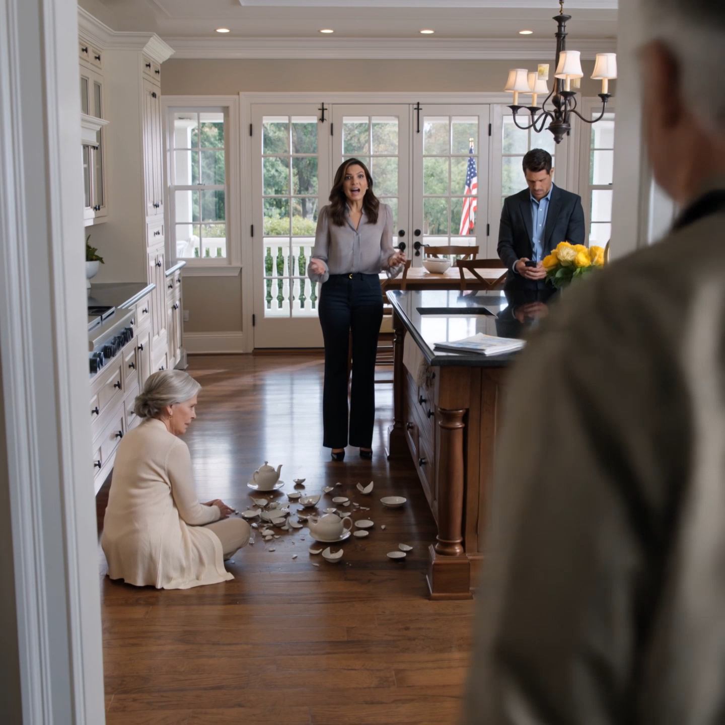 Jag kom hem och fann min fru gråtande på köksgolvet. Min dotter sa att hon inte hade någon aning om vad som hänt. Sedan kollade jag kamerorna och inom några sekunder visste jag att detta inte var ett av de där röriga familjemomenten som folk förklarar bort senare.