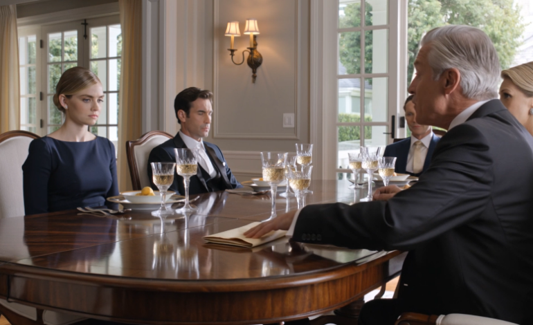 Jag berättade aldrig för min man att min far äger 8 miljarder dollar i aktier i hans fars företag, så han tillbringade hela vårt äktenskap med att tro att jag var pank. När han tog med mig på middag med hans föräldrar sade jag inget för att jag ville se exakt hur långt den antagandet skulle gå. Jag ville höra tonen i deras röster, se hur de tittade på mig och ta reda på vilken sorts välkomnande en “fattig soldat” skulle få från en familj som dyrkade pengar. Jag fick mitt svar när hans mamma tystnade, hans pappa sträckte in handen i sin jacka och ett kuvert gled långsamt över bordet i min riktning.