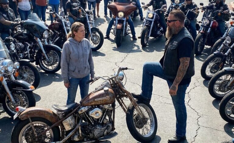 Hon betalade 98 dollar för en rostig Harley — nästa morgon omringades hon av 90 motorcyklister… och ingen förstod varför