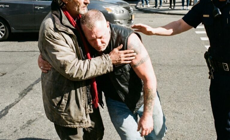 En hemlös man kramade en motorcyklist i mitten av trafiken — Vad som hände sedan lämnade hela staden tyst