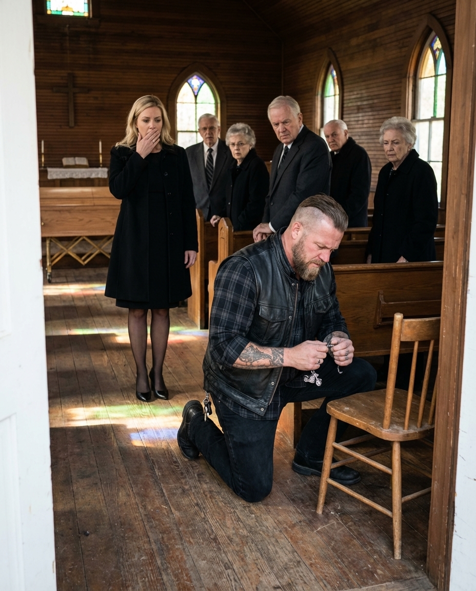 Den Främlingecyklisten Som Knäböjde Inför en Tom Kyrkbänk — Tills Prästen Sa Namnet Som Frysade Hela Rummet