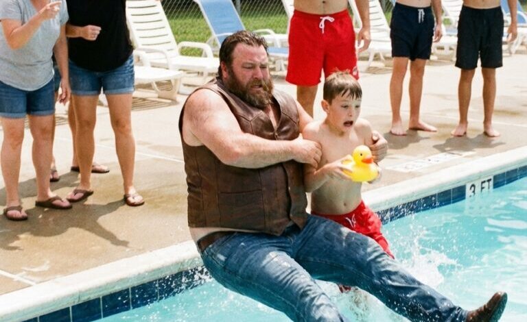 En Ryttare Plötsligt Hoppar I en Offentlig Pool och Greppar en Liten Pojke — Minuter Senare Avslöjade Säkerhetskameran Det EnA Ting som Hela Grannskapet Missat