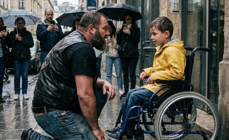 En motorcyklist knäböjde i regnet bredvid en pojke i rullstol i två timmar — när pojken äntligen talade, insåg folkmassan vem mannen egentligen var