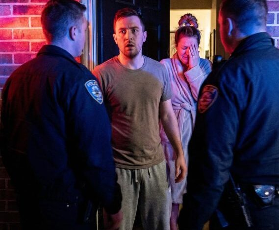 Polisen knackade på min dörr klockan 2 på morgonen. “Du är anhållen för bedrägeri,” sa de. Min fru stod bakom dem, gråtande—eller låtsades att göra det. Jag protesterade inte. På stationen kollade polisen i min fil, och frös till. Han ringde sin överordnade, viskande. Flera minuter senare fylldes rummet av högt uppsatta poliser. En av dem tittade på mig och sa, “Herr… varför berättade du inte för oss vem du verkligen är?”