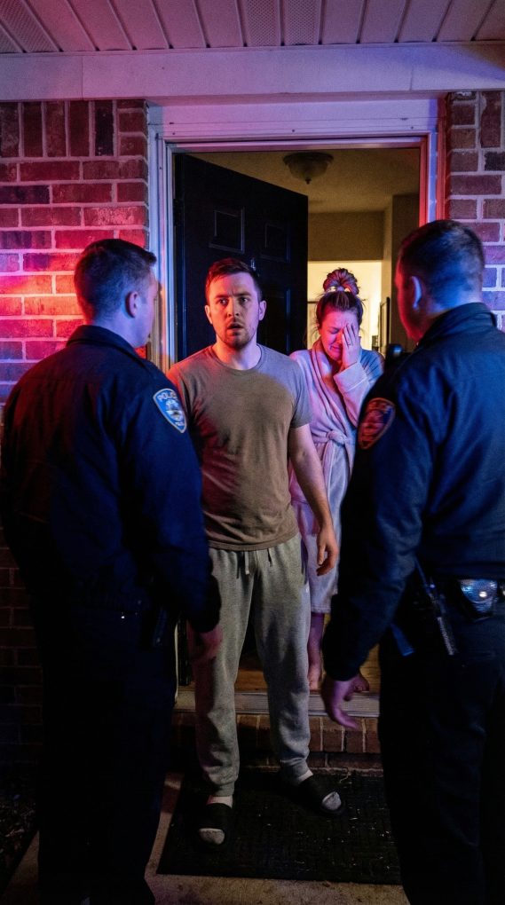 Polisen knackade på min dörr klockan 2 på morgonen. “Du är anhållen för bedrägeri,” sa de. Min fru stod bakom dem, gråtande—eller låtsades att göra det. Jag protesterade inte. På stationen kollade polisen i min fil, och frös till. Han ringde sin överordnade, viskande. Flera minuter senare fylldes rummet av högt uppsatta poliser. En av dem tittade på mig och sa, “Herr… varför berättade du inte för oss vem du verkligen är?”