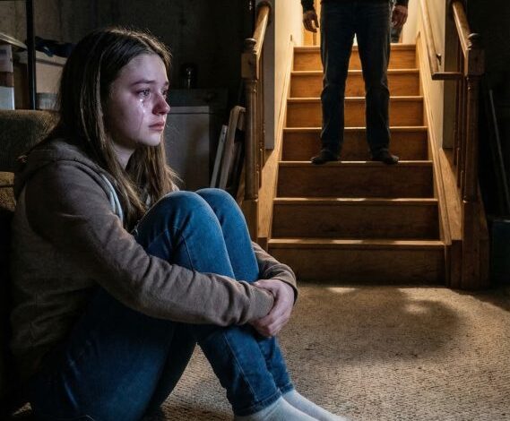 Min pappa kedjade fast mig i källaren för min 16:e födelsedag.
“Misstag får inga fester,” skrek han.
Mamma kastade ner mögelbröd.
“Din tårta, prinsessa.”
Jag räknade timmarna, visste att min faster hade ringt socialtjänsten.
När jag inte dök upp till vårt planerade middagssällskap.