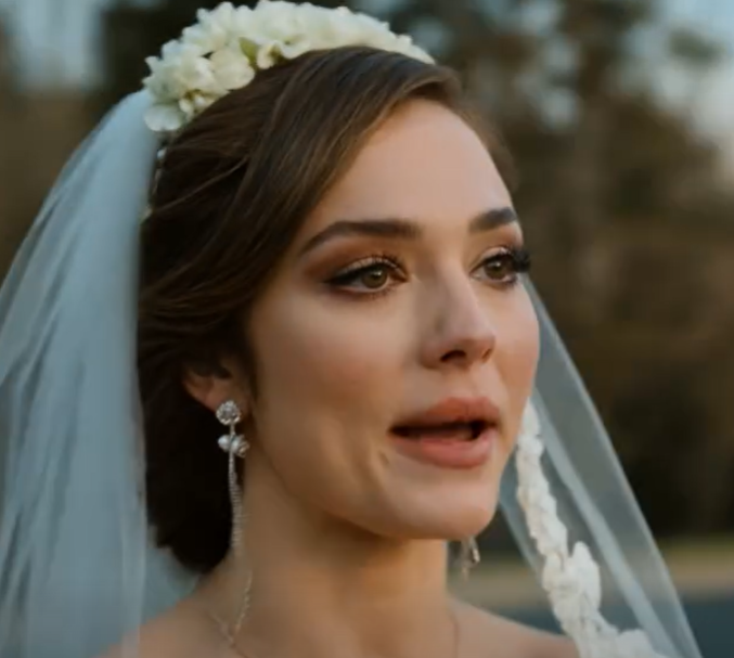 Mina föräldrar firade min systers bröllop men hoppade över mitt och hånade min man. Jag skickade ett foto, och DE SLUTADE INTE RINGA.