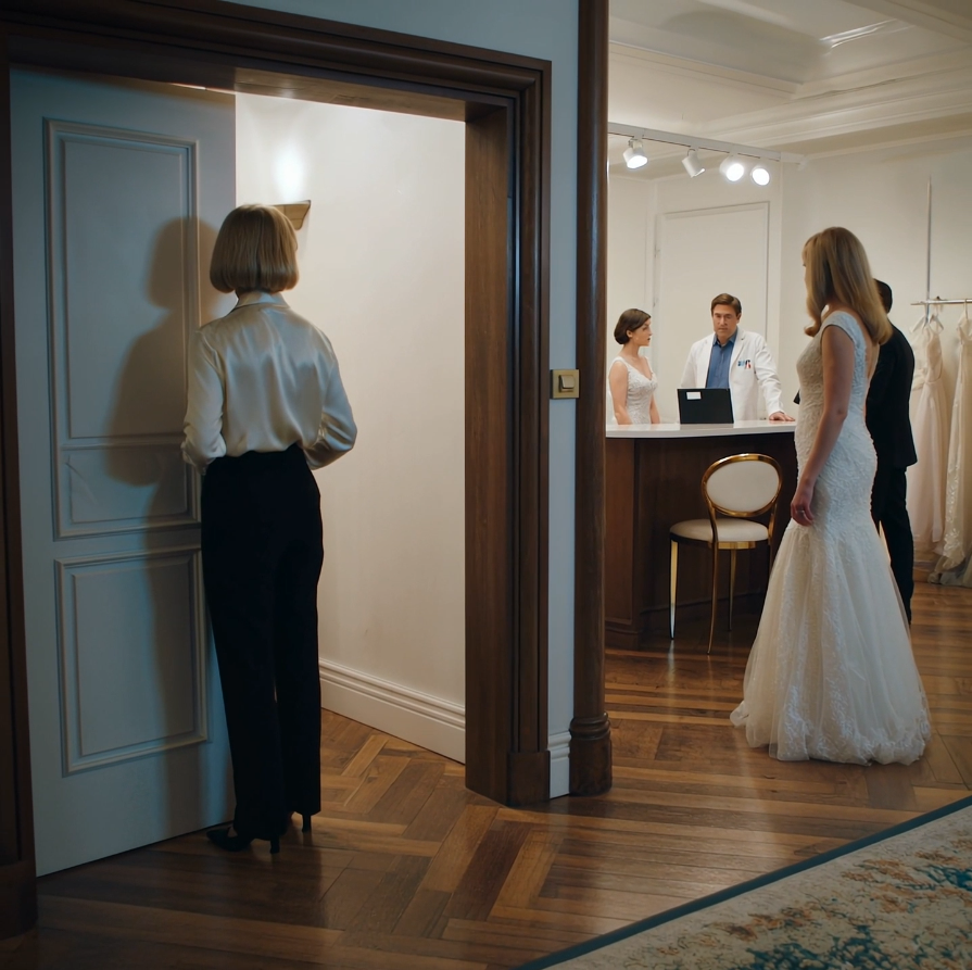 Nie przychodź na Wielkanocny brunch,” napisał tata. “Mąż Sary jest znanym sędzią. Twoja obecność byłaby niezręczna.” Odpowiedziałem: “Zrozumiałem.” W poniedziałkowy poranek ten sam sędzia wszedł do mojego sądu — a ja byłem tym, który siedział na ławie podczas jego sprawy w naszej kancelarii. Zatrzymał się całkowicie, ponieważ…