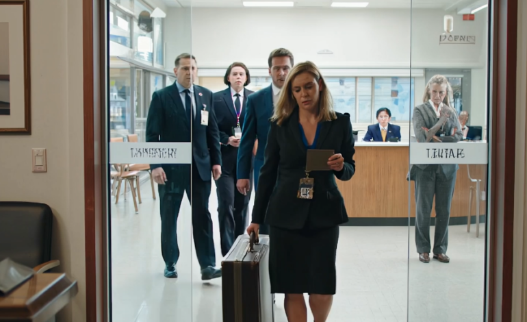 Jag köpte mitt eget hus och lät mina pensionerade föräldrar bo med mig. Sedan flyttade mamma in min bror och sa att huvudrummet skulle vara hans. När jag vägrade, satte de ut mina tillhörigheter som om jag inte hörde hemma där. Så jag gav dem 24 timmar att ordna andra arrangemang…