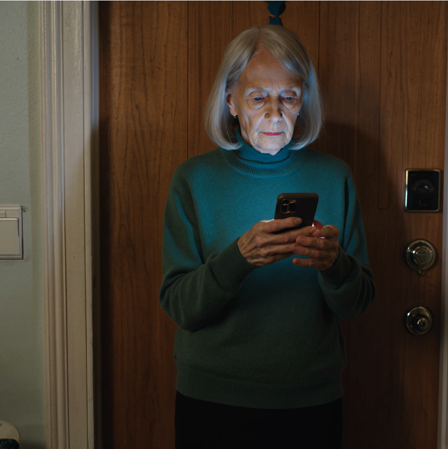 Tvätta våra kläder medan vi kopplar av,” sa min svärdotter, på väg till spaanläggningen med sin mamma. De kom tillbaka till ett tomt hus — förutom en sak på bordet som fick henne att stanna till: ett klippt kreditkort och en lapp.