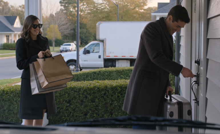 Stängde affären på din hyresportfölj—$4,2 miljoner totalt,” tillkännagav min syster på min födelsedagsfest och delade ut $200 000 till släktingar. De tackade henne för “att ha städat upp min situation.” Jag rättade dem inte. Inom en vecka började 31 riktiga hyresgäster ringa—och några dök till och med upp vid hennes dörr: “Vem är du, och varför säger du att du äger våra hem?” Hennes juridiska räkningar nådde $75 000 innan det första förhöret ens började.