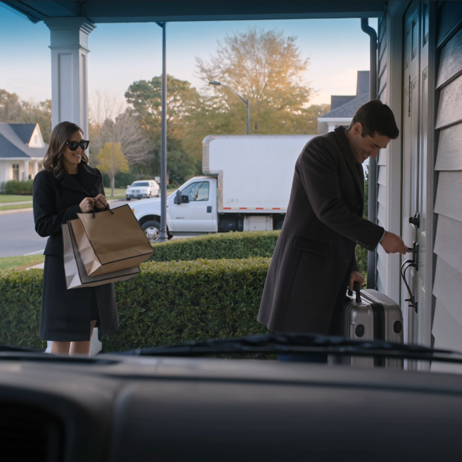 Stängde affären på din hyresportfölj—$4,2 miljoner totalt,” tillkännagav min syster på min födelsedagsfest och delade ut $200 000 till släktingar. De tackade henne för “att ha städat upp min situation.” Jag rättade dem inte. Inom en vecka började 31 riktiga hyresgäster ringa—och några dök till och med upp vid hennes dörr: “Vem är du, och varför säger du att du äger våra hem?” Hennes juridiska räkningar nådde $75 000 innan det första förhöret ens började.