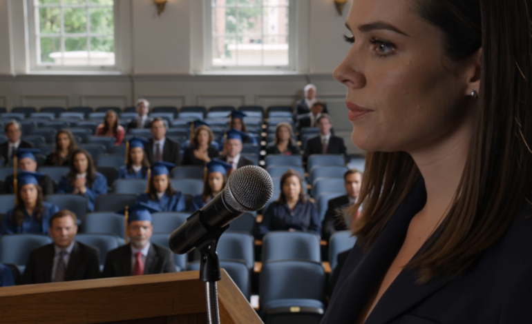 Han kommer aldrig att bli något.” Mamma packade sina väskor när jag var 14. Min bror följde med henne. Pappa var bara en skrothandlare. Jag stannade — varje lördag i 19 år. När han gick bort ringde advokaten: “Din mamma och bror är inte inkluderade i detta.” Sedan öppnade han en mapp… Och hans händer började skaka.