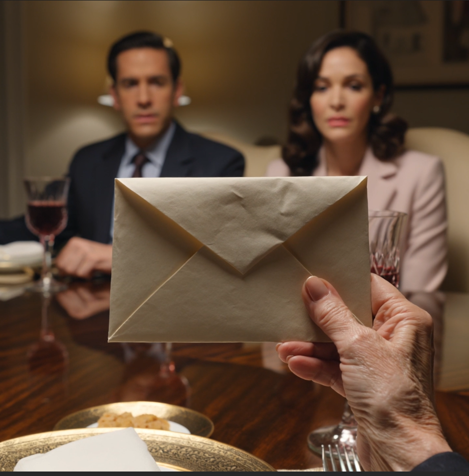 Hon blev tillfrågad att lämna första klass — tills piloten lade märke till den gamla tjänstetatueringen på hennes rygg… Och allt förändrades.