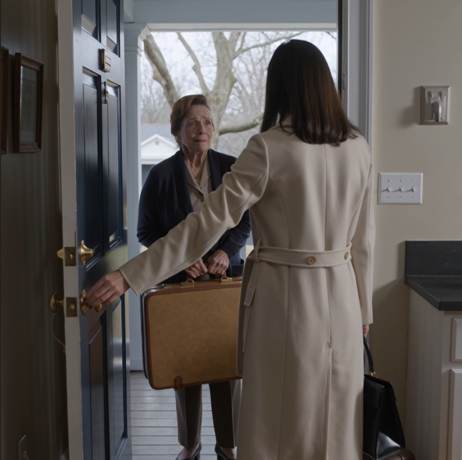 Min bror sa att hans fästmö jobbade i regeringen, och mitt museumjobb skulle bara göra mammas födelsedag pinsam. Flera dagar senare anlände hon för en officiell rundtur och fick exakt veta vem som styrde stället HON GICK IN I