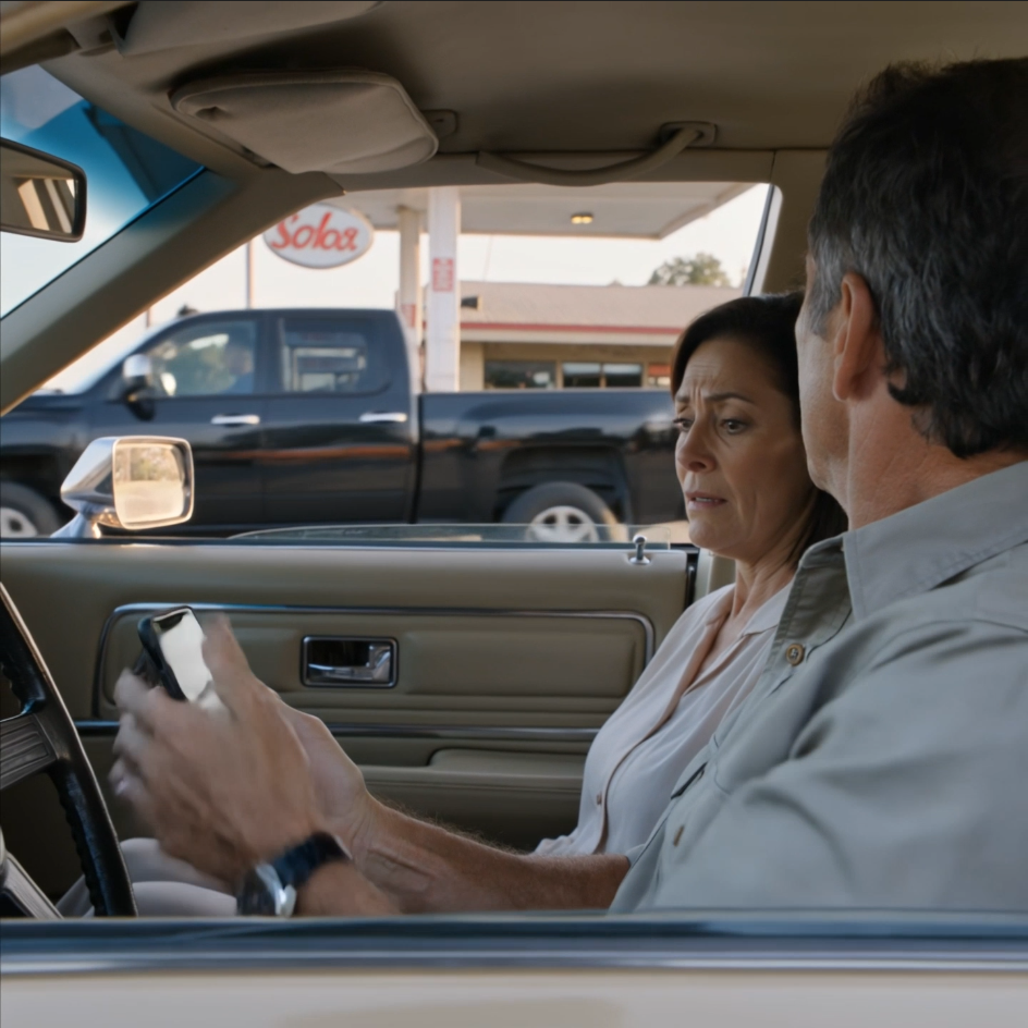 Min son sa att årets samling bara var för hans frus familj, så jag höll min röst lätt. Det han inte visste var att jag just hade köpt ett fantastiskt strandhus. Sedan kom DE PLÖTSLIGA RINGNINGARNA