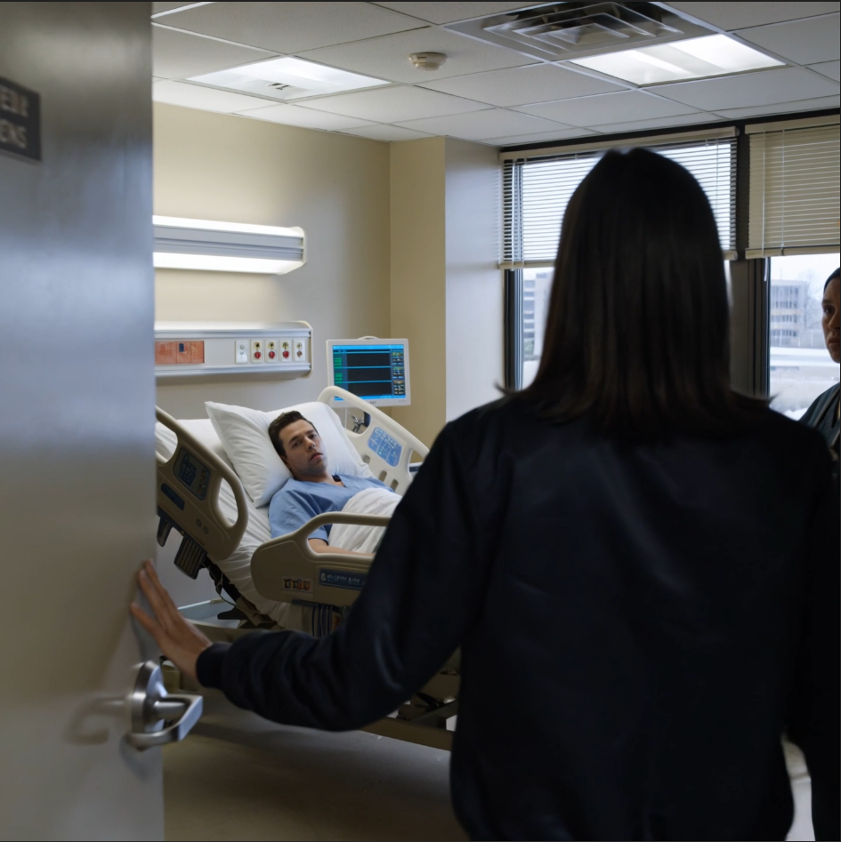 Min Son Sa Till Mig Att Packa En Väska Om Jag Inte Skulle Lämna För Ett Omsorgshem. Jag Log, Stängde Min Resväska Och Väntade. Sedan Stannade En Limousin Utanför, Och Han Såg ÄNTLIGEN VEM SOM KOM FÖRST