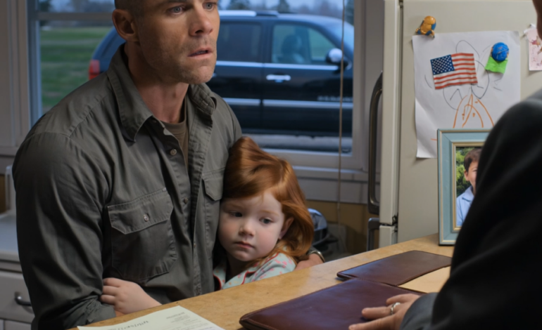 Min svärdotter trodde att hon kastade ut en beroende gammal kvinna från sitt hus i Portland. Min son hjälpte till genom att bära min resväska till verandan. Det de inte visste var att jag hade tillbringat sjutton år med att bygga ett företag som betalade mig nästan 80 000 dollar i månaden—och att vissa kvinnor blir mycket tysta precis innan de slutar vara lätta att flytta på.