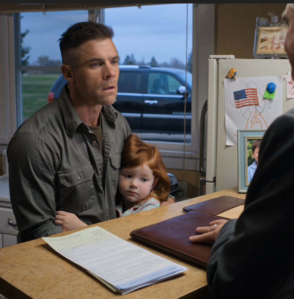 Min svärdotter trodde att hon kastade ut en beroende gammal kvinna från sitt hus i Portland. Min son hjälpte till genom att bära min resväska till verandan. Det de inte visste var att jag hade tillbringat sjutton år med att bygga ett företag som betalade mig nästan 80 000 dollar i månaden—och att vissa kvinnor blir mycket tysta precis innan de slutar vara lätta att flytta på.