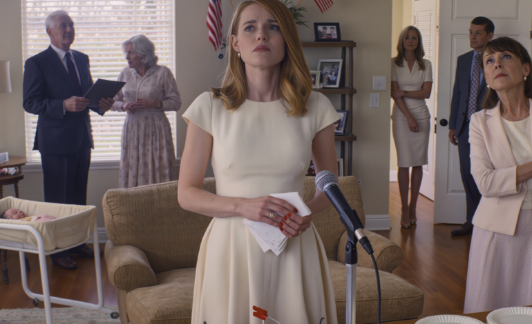 Mina föräldrar behandlade min lön som familjeegendom, min systers dyra smak som en hushållsnödsituation, och mina gränser som en personlig förolämpning. Den natt jag vägrade att finansiera ytterligare en av hennes “nya början”, knuffade min pappa mig hårt nog att min mun träffade kanten på middagsbordet, och min mamma skrattade som om lydnad var det enda språket värt att tala. Jag rörde vid blodet på min läpp, öppnade min väska och lade ett länsstämplat köpebrev bredvid den stekta kycklingen. Det var ögonblicket då rummet förändrades.