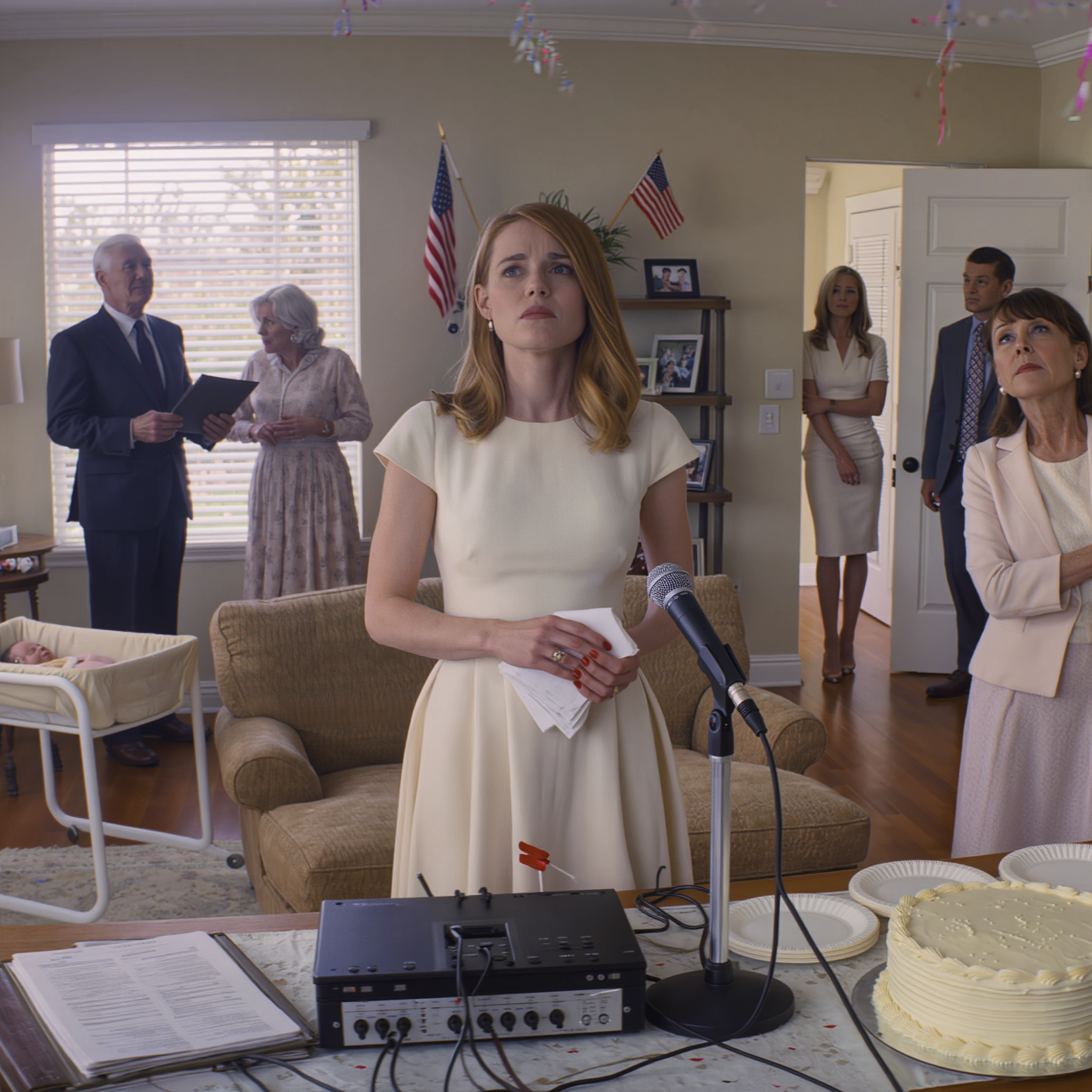 Mina föräldrar behandlade min lön som familjeegendom, min systers dyra smak som en hushållsnödsituation, och mina gränser som en personlig förolämpning. Den natt jag vägrade att finansiera ytterligare en av hennes “nya början”, knuffade min pappa mig hårt nog att min mun träffade kanten på middagsbordet, och min mamma skrattade som om lydnad var det enda språket värt att tala. Jag rörde vid blodet på min läpp, öppnade min väska och lade ett länsstämplat köpebrev bredvid den stekta kycklingen. Det var ögonblicket då rummet förändrades.