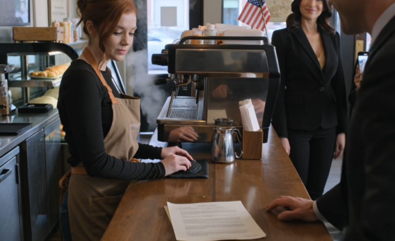 Klockan 5:07 på en fredag morgon dök min nio månader gravida dotter upp på min veranda i tofflor, med en hand under magen och ett blåmärke som steg under hennes öga. Vid soluppgången trodde hennes man fortfarande att han hade att göra med en familjegräl. Han hade ännu inte förstått att kvinnor som tillbringar sina liv i operationssalar inte panikslår som andra människor. De blir precisa.