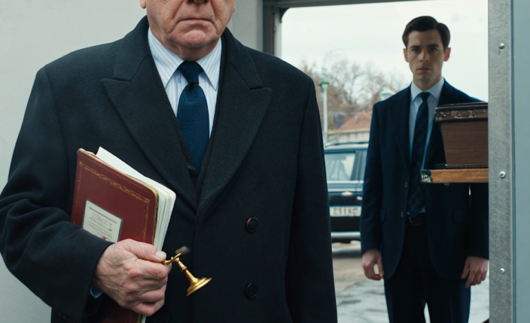 Min man krävde: „Skriv under detta! Du ger upp all egendom till min fördel!” Jag var 73 år, blev rädd och skrev under. En vecka senare ansökte han om skilsmässa. Men han glömde att 40 år sedan lyckades jag…