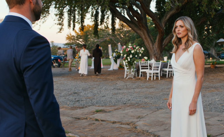 När jag stod inför min man och hans älskarinna i domstolen, log han. Min dotter stod bredvid honom istället för vid min sida. Då sa min advokat: “Högsta domstolen, vi har ytterligare ett vittne.” Rummet blev tyst. Min man bleknade när han såg vem som gick in.