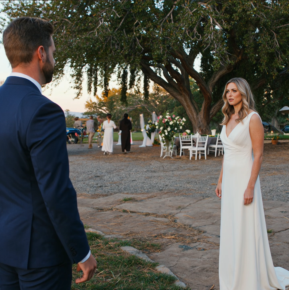 När jag stod inför min man och hans älskarinna i domstolen, log han. Min dotter stod bredvid honom istället för vid min sida. Då sa min advokat: “Högsta domstolen, vi har ytterligare ett vittne.” Rummet blev tyst. Min man bleknade när han såg vem som gick in.