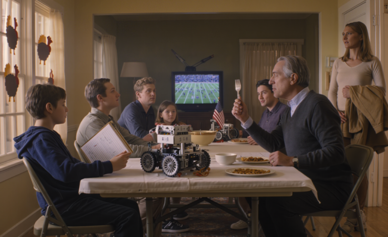 Meu pai disse ao meu filho de 12 anos: “Você nunca vai se sair tão bem quanto seu primo — ele é simplesmente diferente.” No Dia de Ação de Graças. Na frente de todos. Meu filho ficou quieto. Eu disse: “Vamos, amigo.” Quando saímos, olhei para trás para meu pai e disse: “A propósito — aquela casa em que você mora? É minha. E o neto ‘diferente’ acabou de acabar com o passeio grátis.” O aviso chegou em…