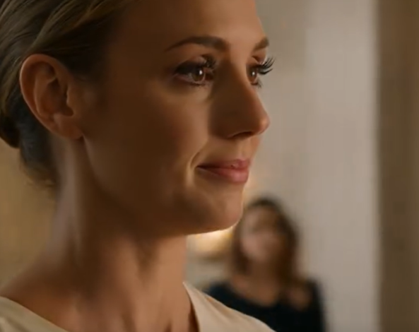 Minun äitipuoleni vapaaehtoisesti pyysi minua leipomaan kihlakakun, varmana että yliopiston keskeyttänyt murtuisi valokeilassa. Hän hymyili, kunnes kansi irtosi, ja koko huone näki MITÄ SISÄLLÄ OLI