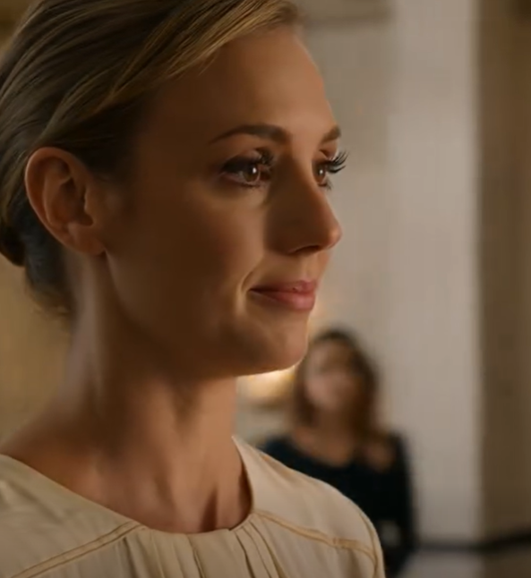 Minun äitipuoleni vapaaehtoisesti pyysi minua leipomaan kihlakakun, varmana että yliopiston keskeyttänyt murtuisi valokeilassa. Hän hymyili, kunnes kansi irtosi, ja koko huone näki MITÄ SISÄLLÄ OLI