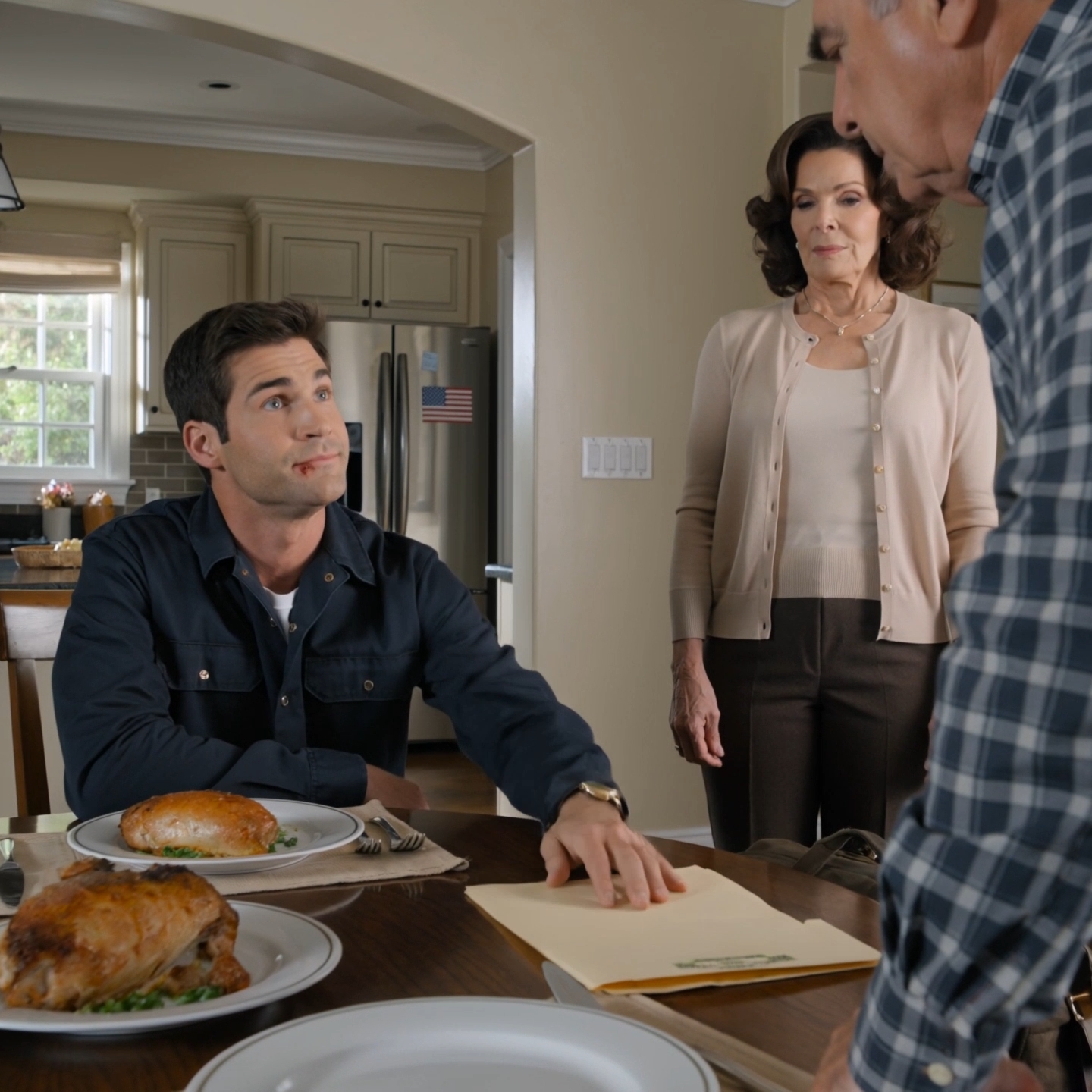 Meus pais trataram meu salário como propriedade da família,
os gostos caros da minha irmã como uma emergência doméstica,
e minhas fronteiras como um insulto pessoal.
Na noite em que me recusei a financiar mais uma de suas “novas começos”,
meu pai me empurrou com força suficiente para que minha boca batesse na borda da mesa de jantar,
e minha mãe riu como se obediência fosse a única língua que valesse a pena falar.
Toquei o sangue no meu lábio,
abri minha bolsa,
e coloquei uma escritura carimbada pelo condado ao lado do frango assado.
Esse foi o momento em que a sala mudou.