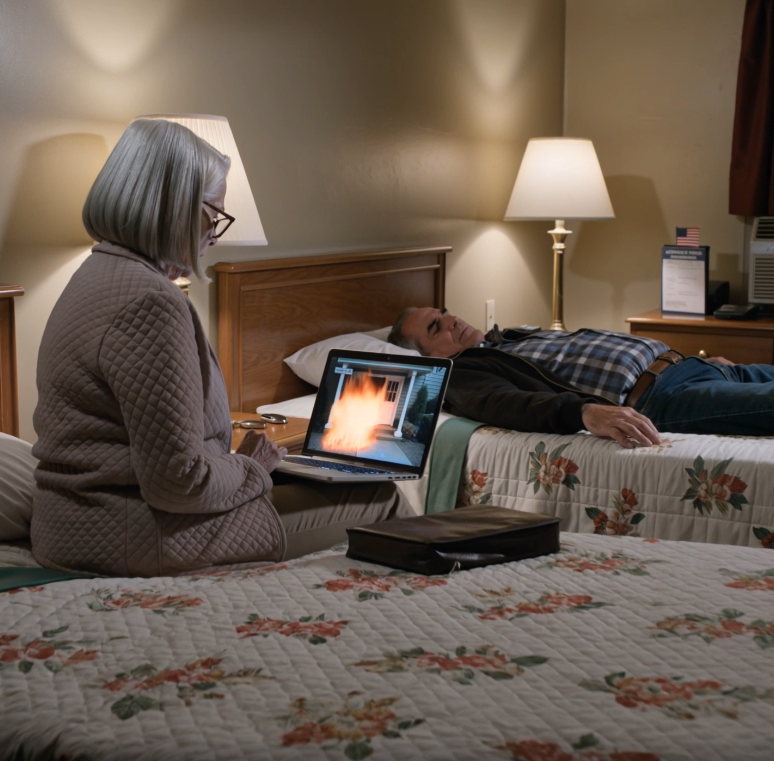 Na manhã em que Walt e eu “partimos para Sarasota,” minha mala estava vazia o suficiente para levantar com uma mão. Ainda fiz uma cena de luta com ela porque a Sra. Callaway estava na sua janela da frente novamente, com uma caneca de chá na mão, assistindo Meadow Lane do jeito que algumas pessoas assistem às notícias na TV a cabo. Ao meio-dia, meu marido e eu estávamos sentados no Quarto 112 de um motel cansado na rua Birch, olhando quatro feeds de câmeras escondidas da nossa própria casa.