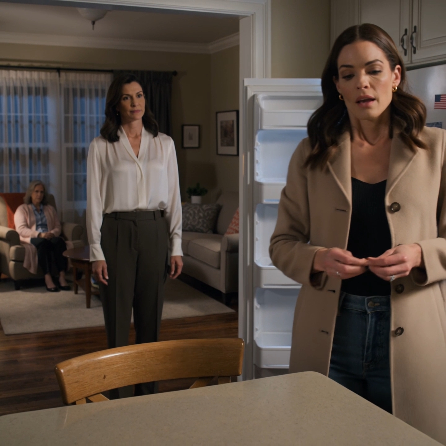 Quando minha filha me encontrou sentado no escuro com uma geladeira vazia, minha nora já tinha passado dois anos transformando minha própria pensão em algo que eu tinha que pedir permissão para tocar. Eu tinha setenta e dois anos, era uma enfermeira aposentada em um bairro tranquilo de Ohio, e dez mil dólares ainda caíam na minha conta todo mês. De alguma forma, eu tinha sido reduzida a me sentir grata por envelopes de cinquenta dólares.