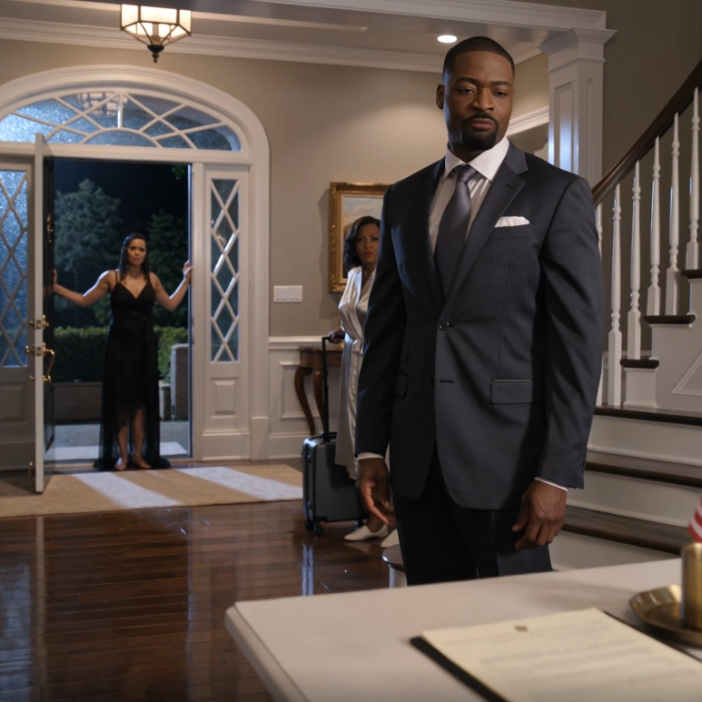 Três horas após a morte do meu pai, voltei para casa de vestido preto encharcado de chuva e encontrei minha sogra deszipando sua mala no meu quarto e meu marido esperando no hall com papéis de divórcio. Ele me disse para arrumar as malas até meia-noite porque sua irmã e cunhado ficariam com a suíte principal. O que tornou isso inesquecível não foi a crueldade. Foi como ele soava treinado.